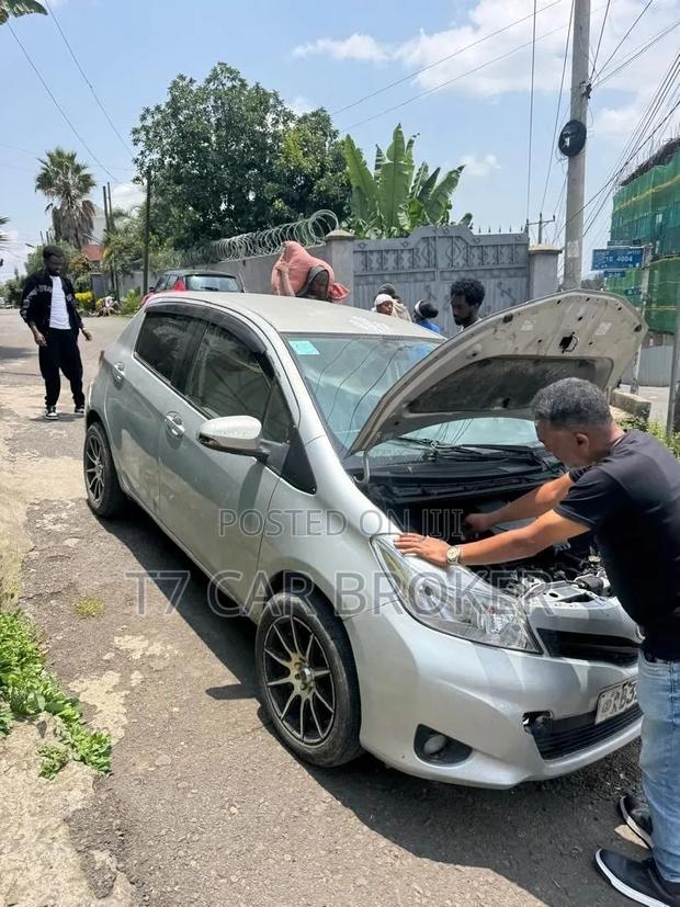 Toyota Yaris 2012 Silver