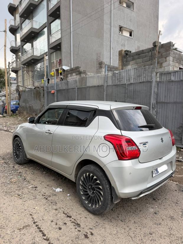 Suzuki Swift 2021 Silver