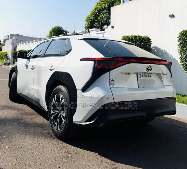 Toyota bZ4X 71.4 kWh FWD 2023 White