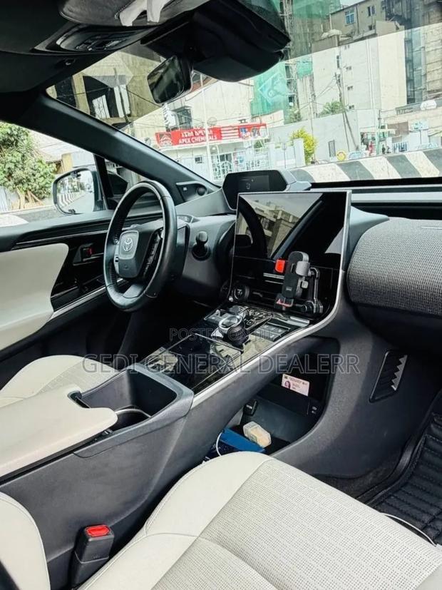 Toyota bZ4X 71.4 kWh FWD 2023 White