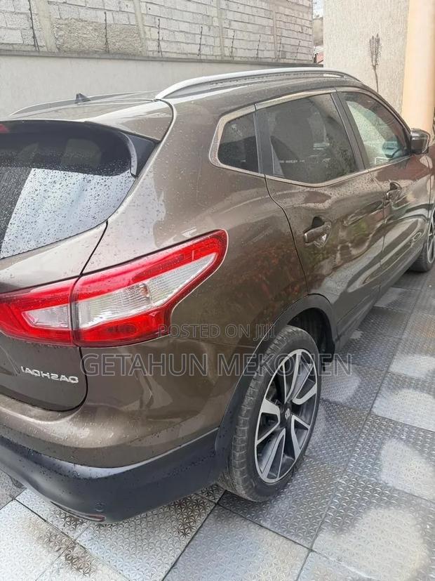 Nissan Qashqai 2017 Gold