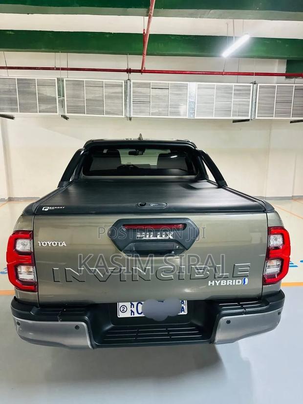 Toyota Hilux 2025 Blue