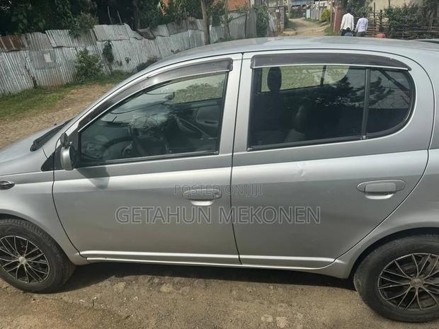 Toyota Vitz 2001 Silver