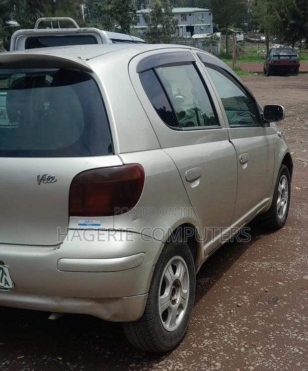 Toyota Vitz 2002 Silver
