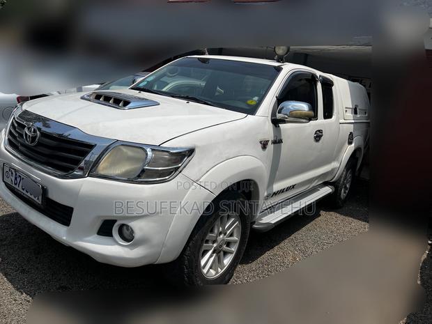 Toyota Hilux SR5 2015 White