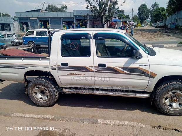 Toyota Hilux 2002 White
