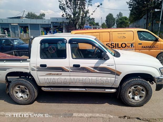Toyota Hilux 2002 White