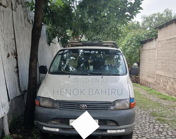 Toyota Grand HiAce 2002 White