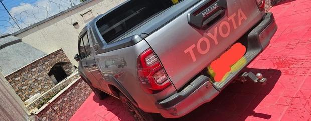 Toyota Hilux 2022 Silver