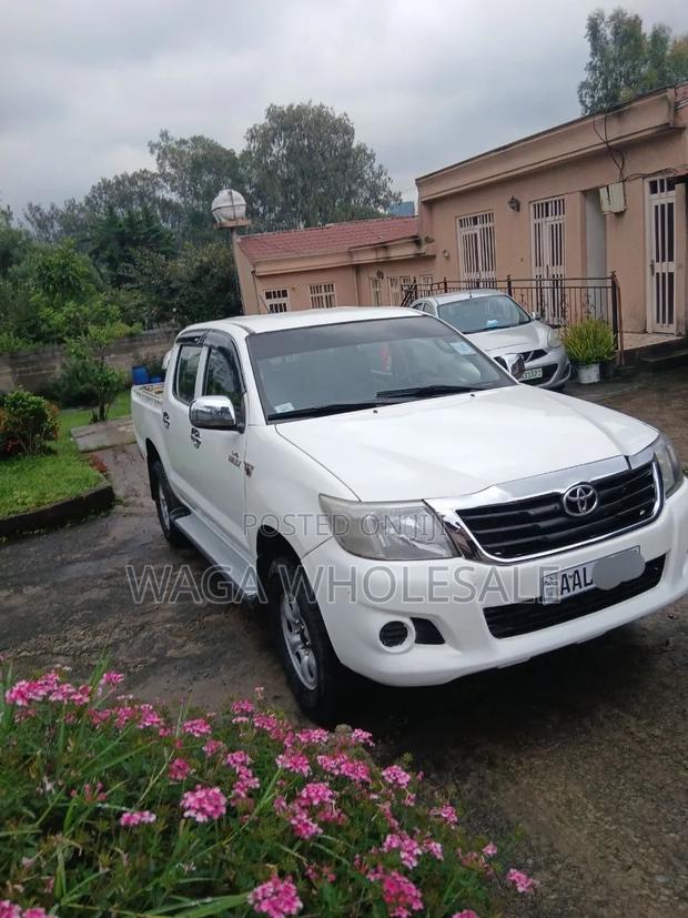 Toyota Hilux 2011 White