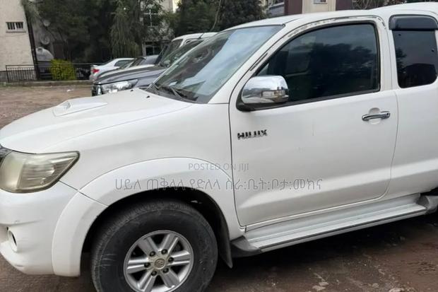 Toyota Hilux 2013 White