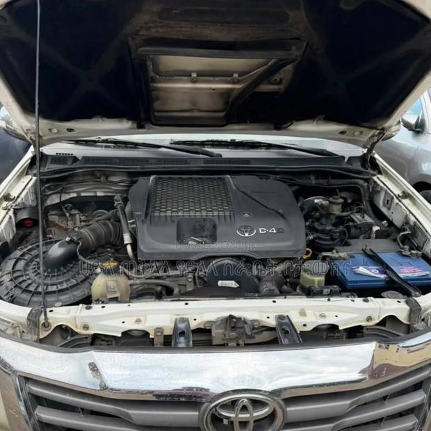 Toyota Hilux 2013 White