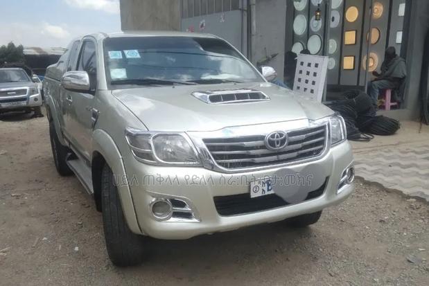 Toyota Hilux 2012 Gold