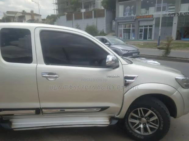 Toyota Hilux 2012 Gold