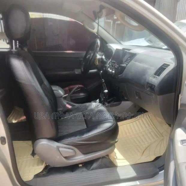 Toyota Hilux 2012 Gold