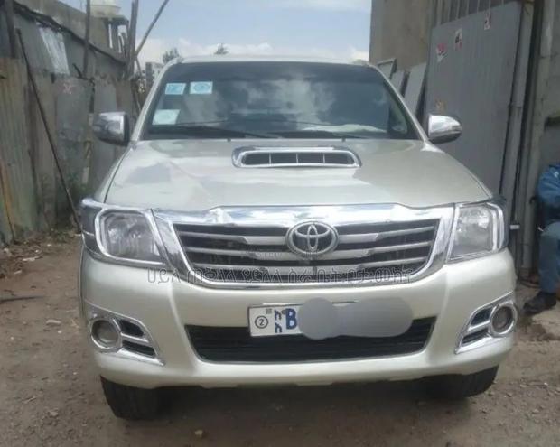 Toyota Hilux 2012 Gold