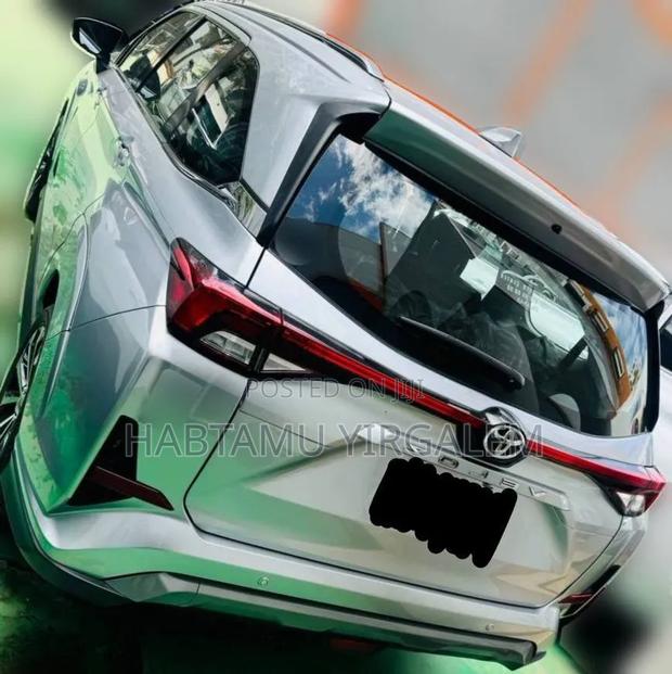 New Toyota Veloz 1.5 CVT FWD 2023 Silver