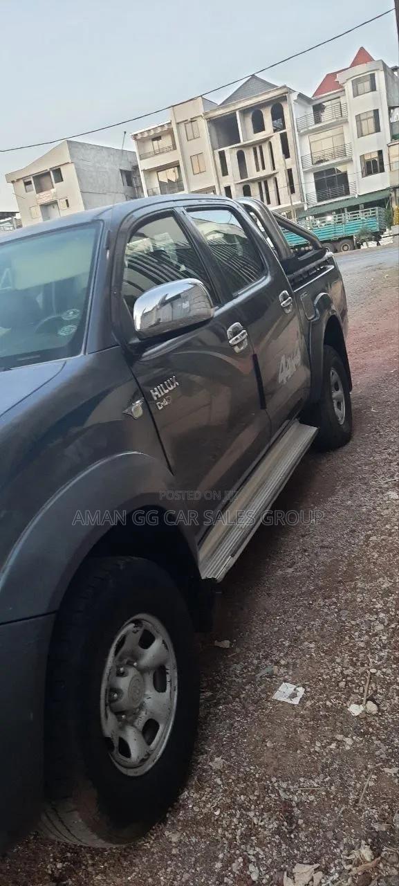 Toyota Hilux 2012 Gray