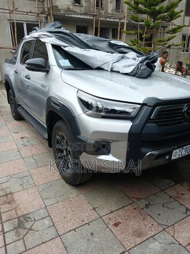 Toyota Hilux 2025 Silver