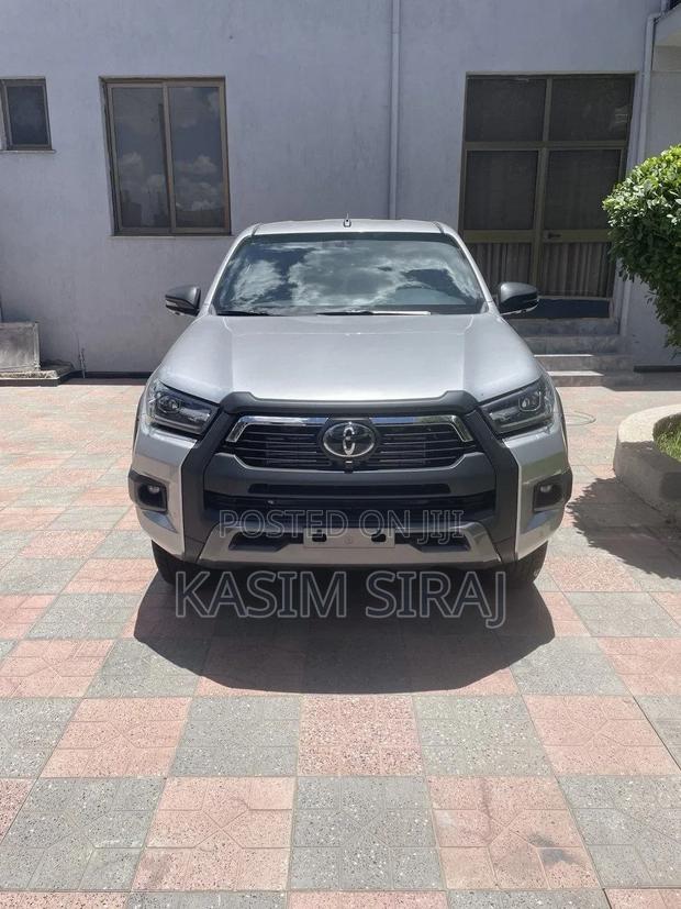 Toyota Hilux 2025 Silver