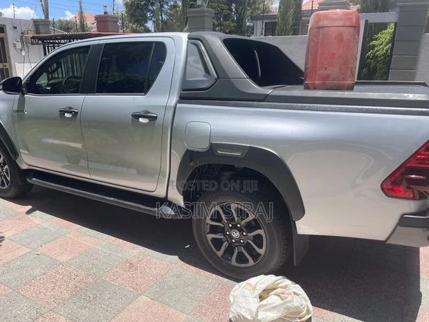Toyota Hilux 2025 Silver