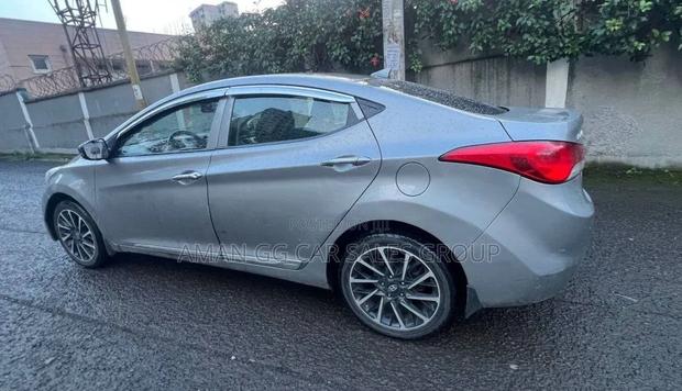 Hyundai Avante 2012 Blue
