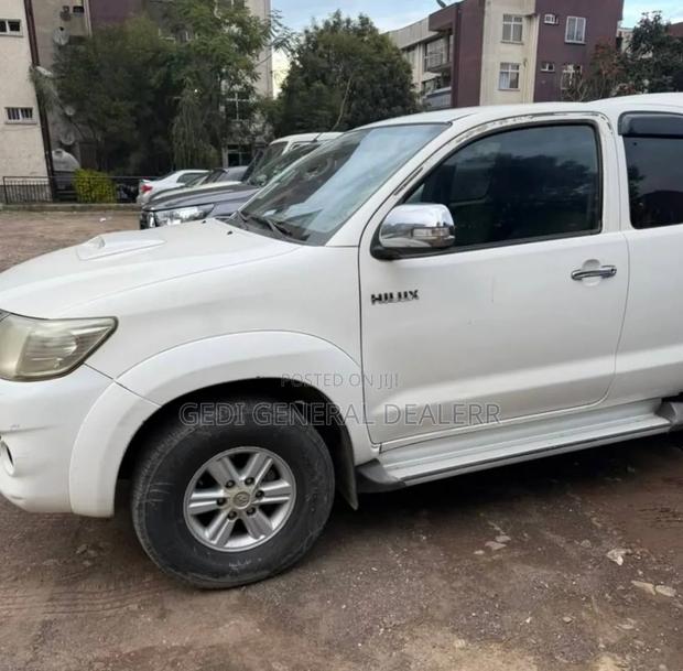 Toyota Hilux 2013 White