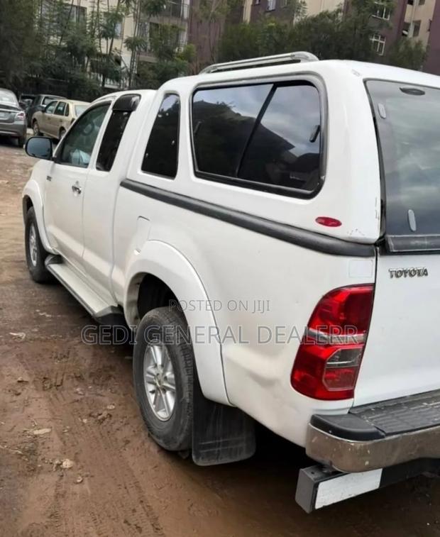 Toyota Hilux 2013 White