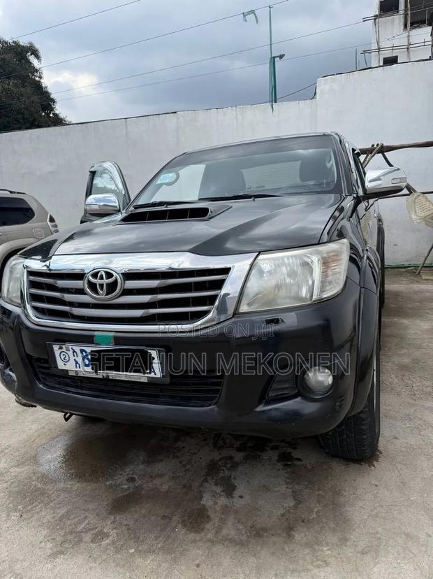 Toyota Hilux 2015 Black