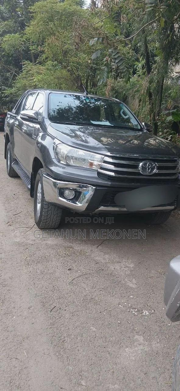 Toyota Hilux 2017 Gray