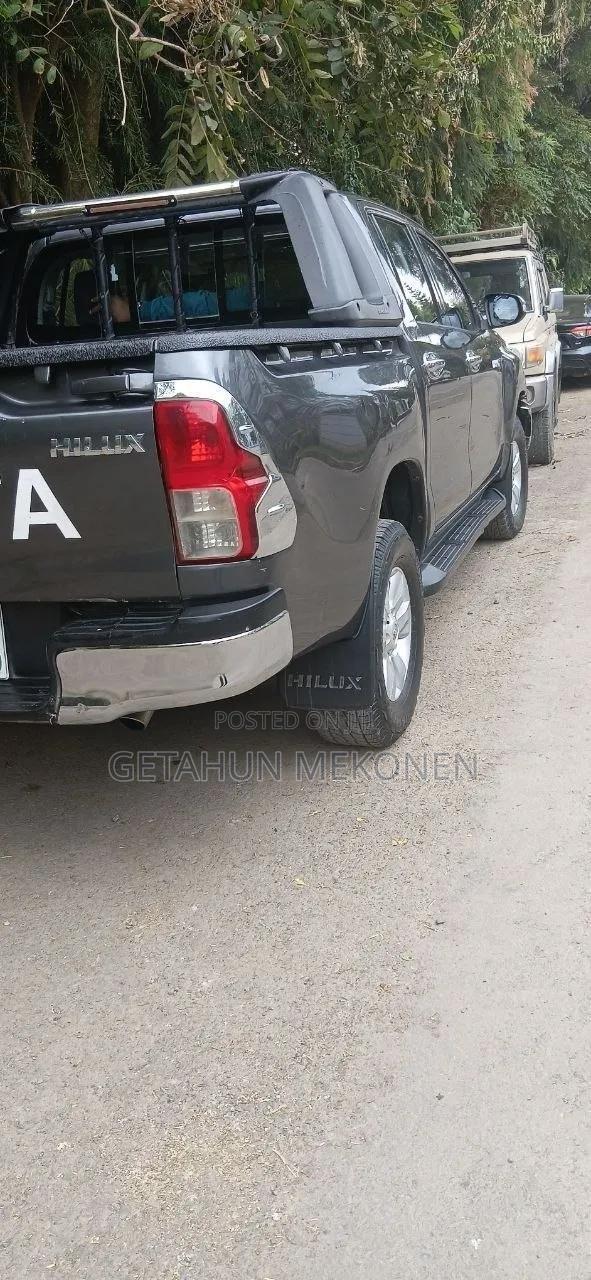 Toyota Hilux 2017 Gray