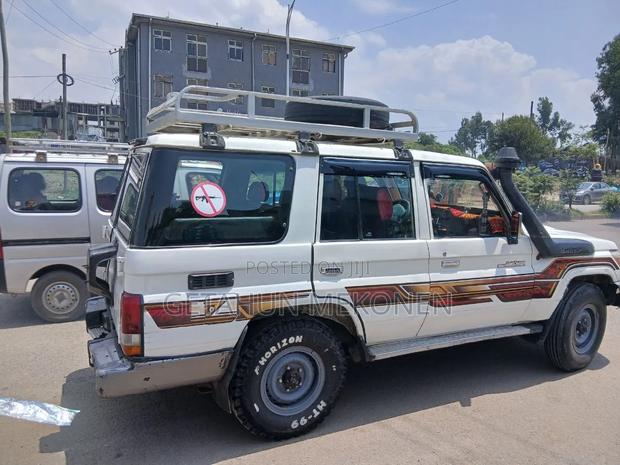 Toyota Land Cruiser 2010 White