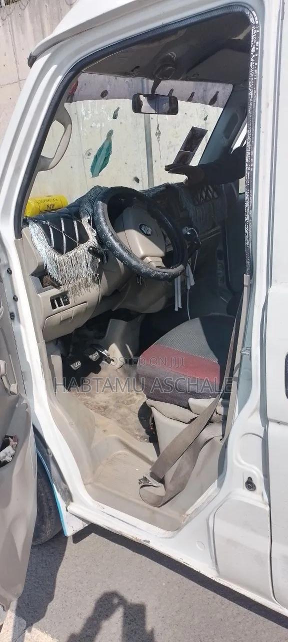Suzuki Every Wagon 2012 White