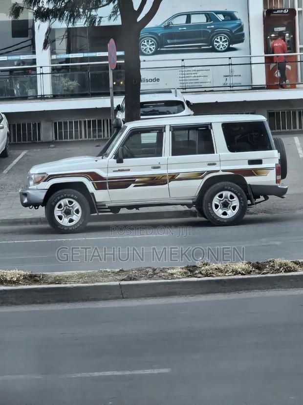 Toyota Land Cruiser 2012 White