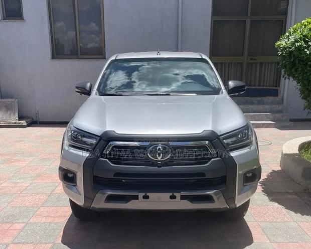 New Toyota Hilux 2025 Silver