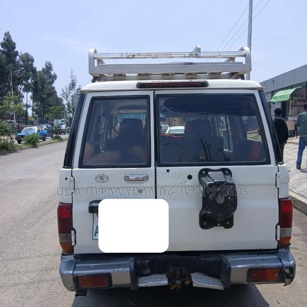 Toyota Land Cruiser 2010 Off white