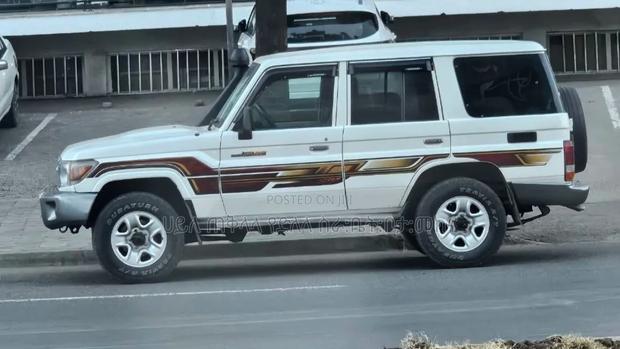 Toyota Land Cruiser 2012 White