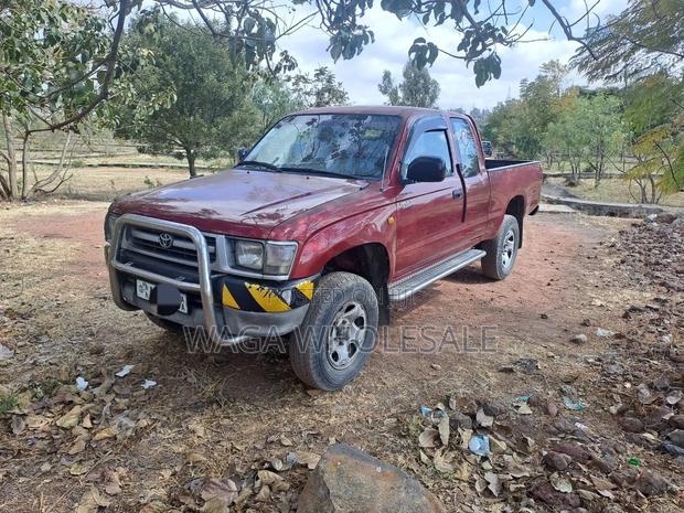 Toyota Hilux 2001 Burgundy