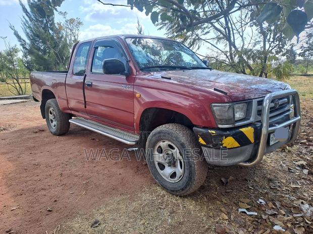 Toyota Hilux 2001 Burgundy