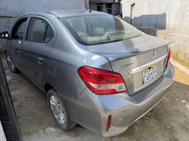 Mitsubishi Attrage 2022 Silver