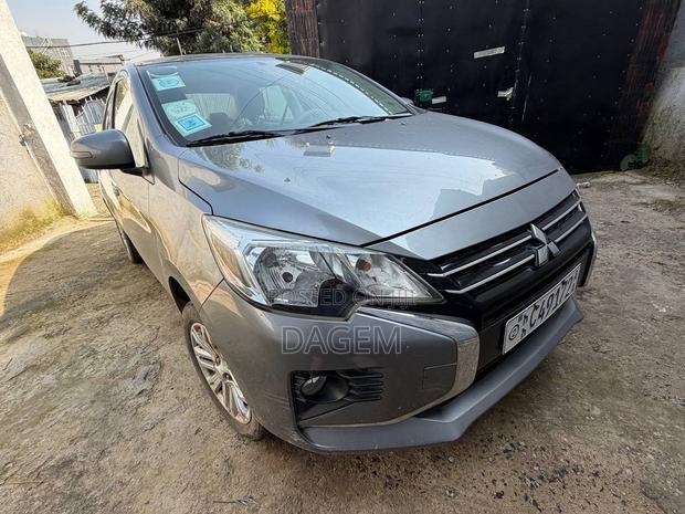 Mitsubishi Attrage 2022 Silver
