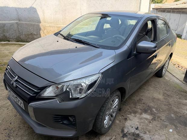 Mitsubishi Attrage 2022 Silver