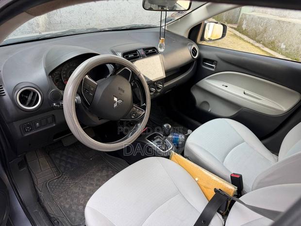 Mitsubishi Attrage 2022 Silver