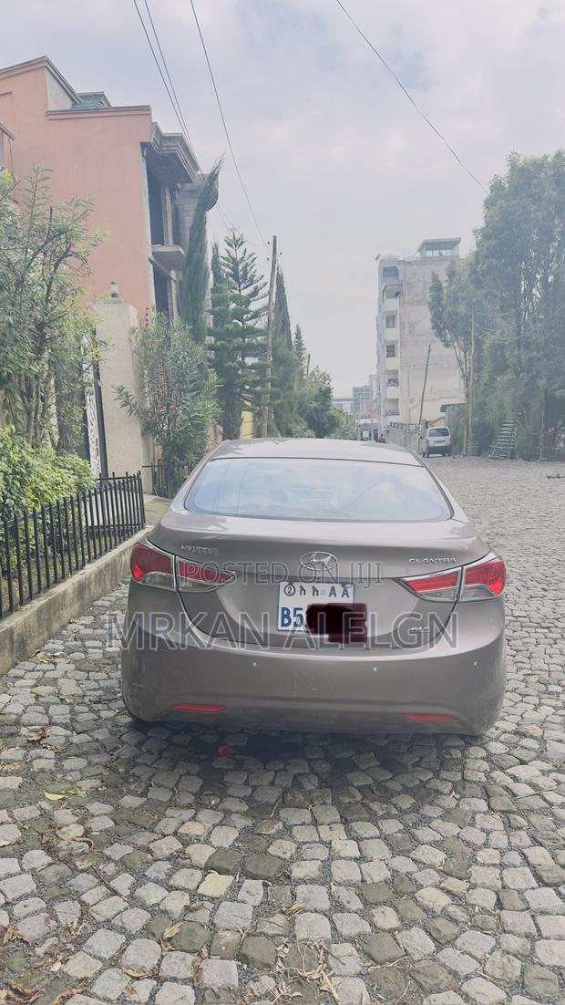 Hyundai Elantra 2012 Brown