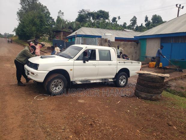 Mitsubishi L200 2000 White