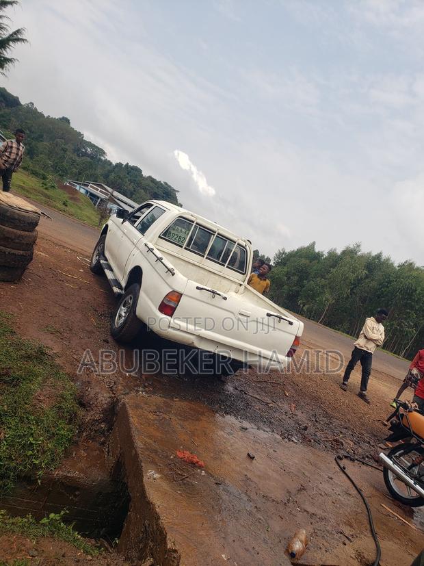 Mitsubishi L200 2000 White