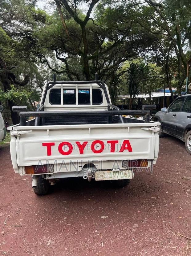 Toyota Land Cruiser 1990 White