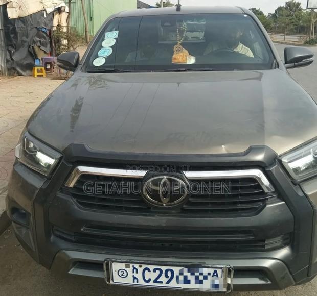 Toyota Hilux 2021 Gold