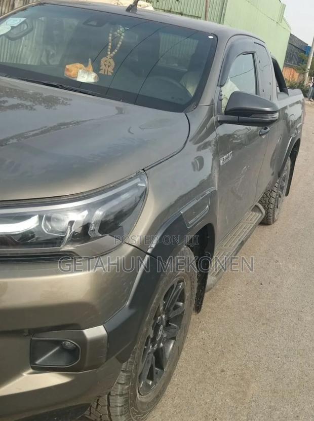 Toyota Hilux 2021 Gold