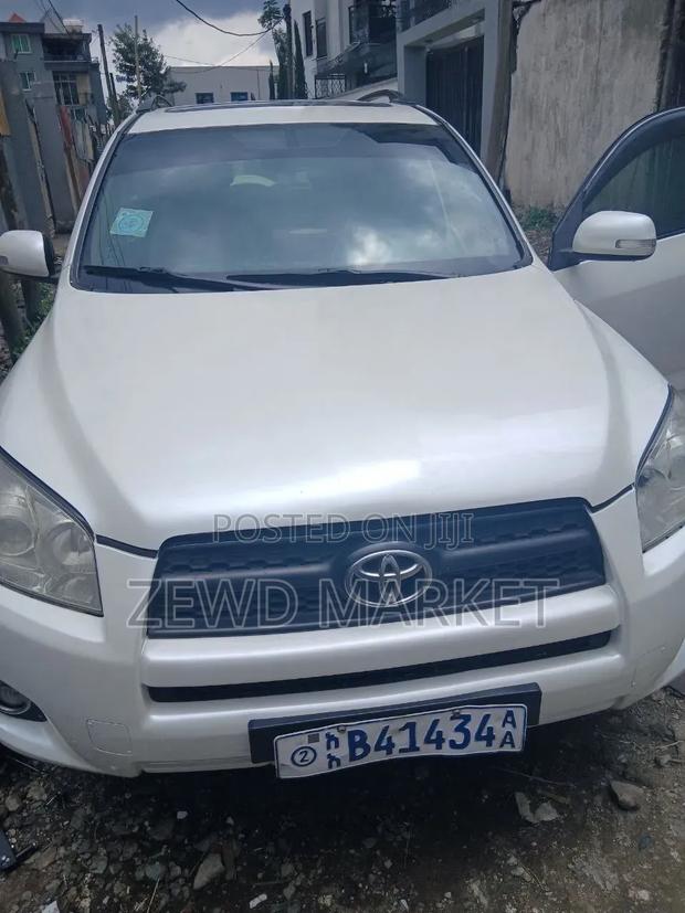 Toyota RAV4 2011 White